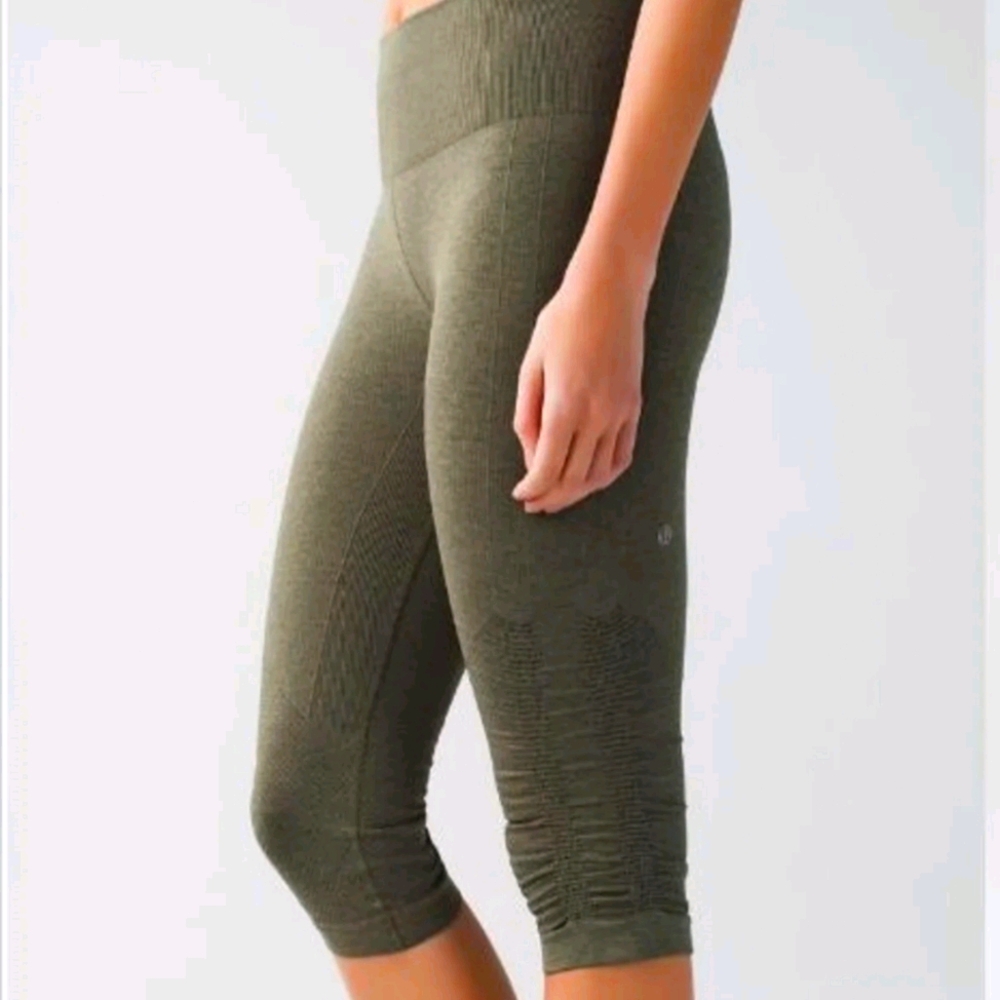 Lululemon "in the flow" crop 2. Heather fatigue gr